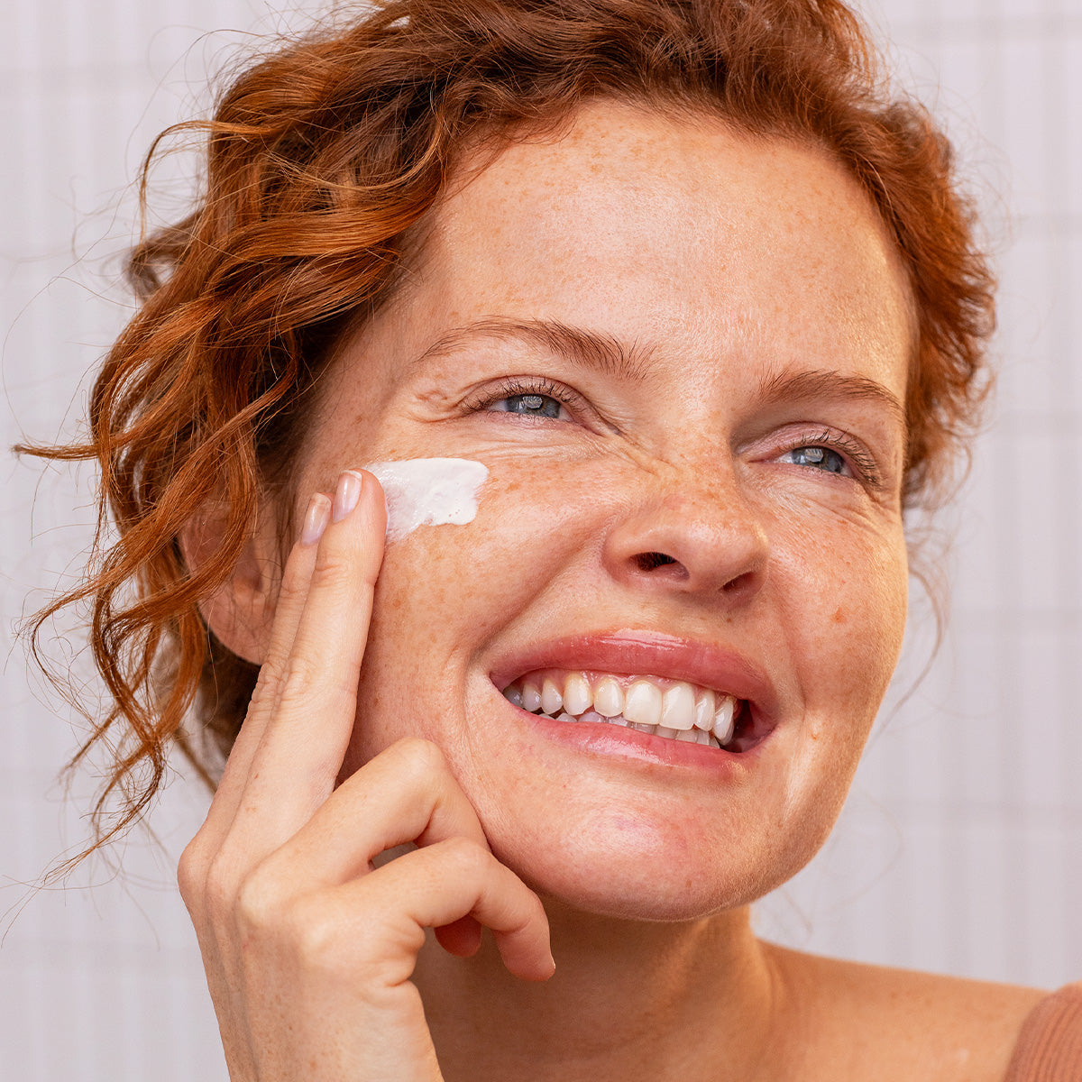 svr-sun-secure-fluide-photo-age-spf50-fluido-solare-viso-anti-et-invisibile image 3