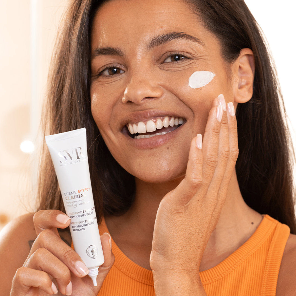 svr-clairial-cr-me-spf50-trattamento-2-in-1-anti-macchie-viso-d-collet-mani image 2