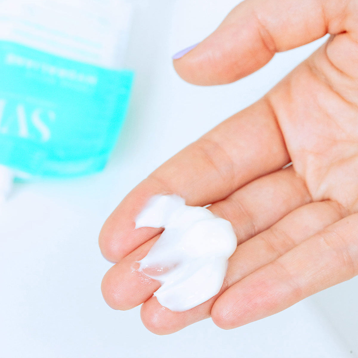 svr-hydraliane-cr-me-riche-crema-viso-idratante-24h-pelle-disidratata image 2