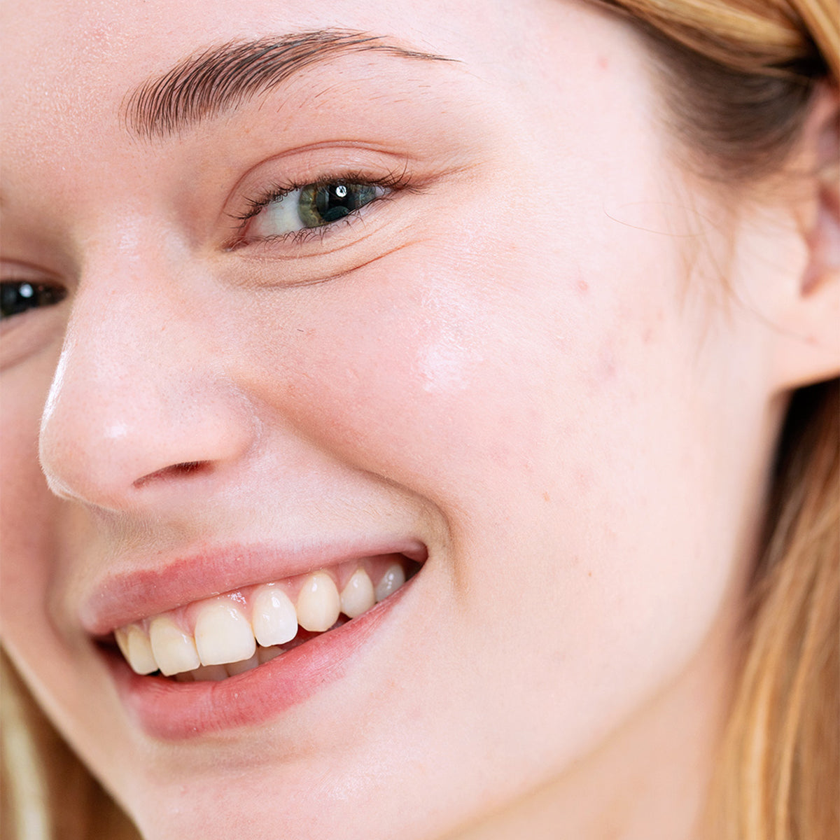 svr-sebiaclear-creme-spf50-crema-solare-anti-imperfezioni image 2